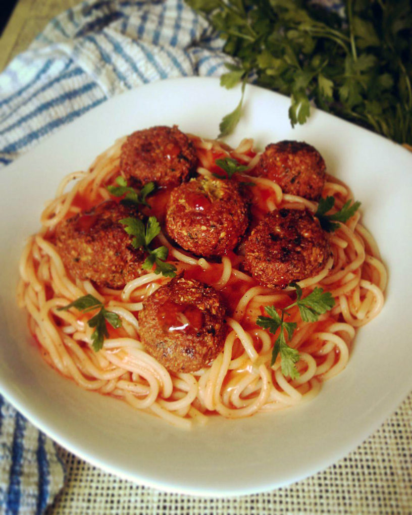 Špageti u paradajz sosu sa garbanzo ćuftama