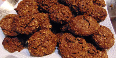 Vegan cookies with oat flakes and cinnamon